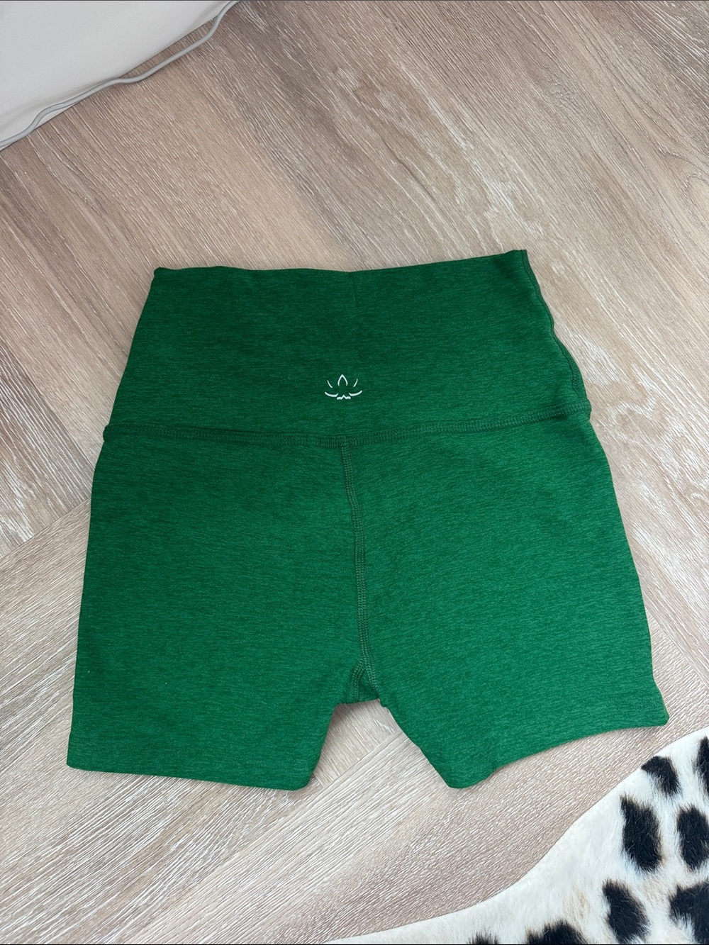 Beyond Yoga Emerald Green High-Rise Bike Shorts - Picture 3 of 3